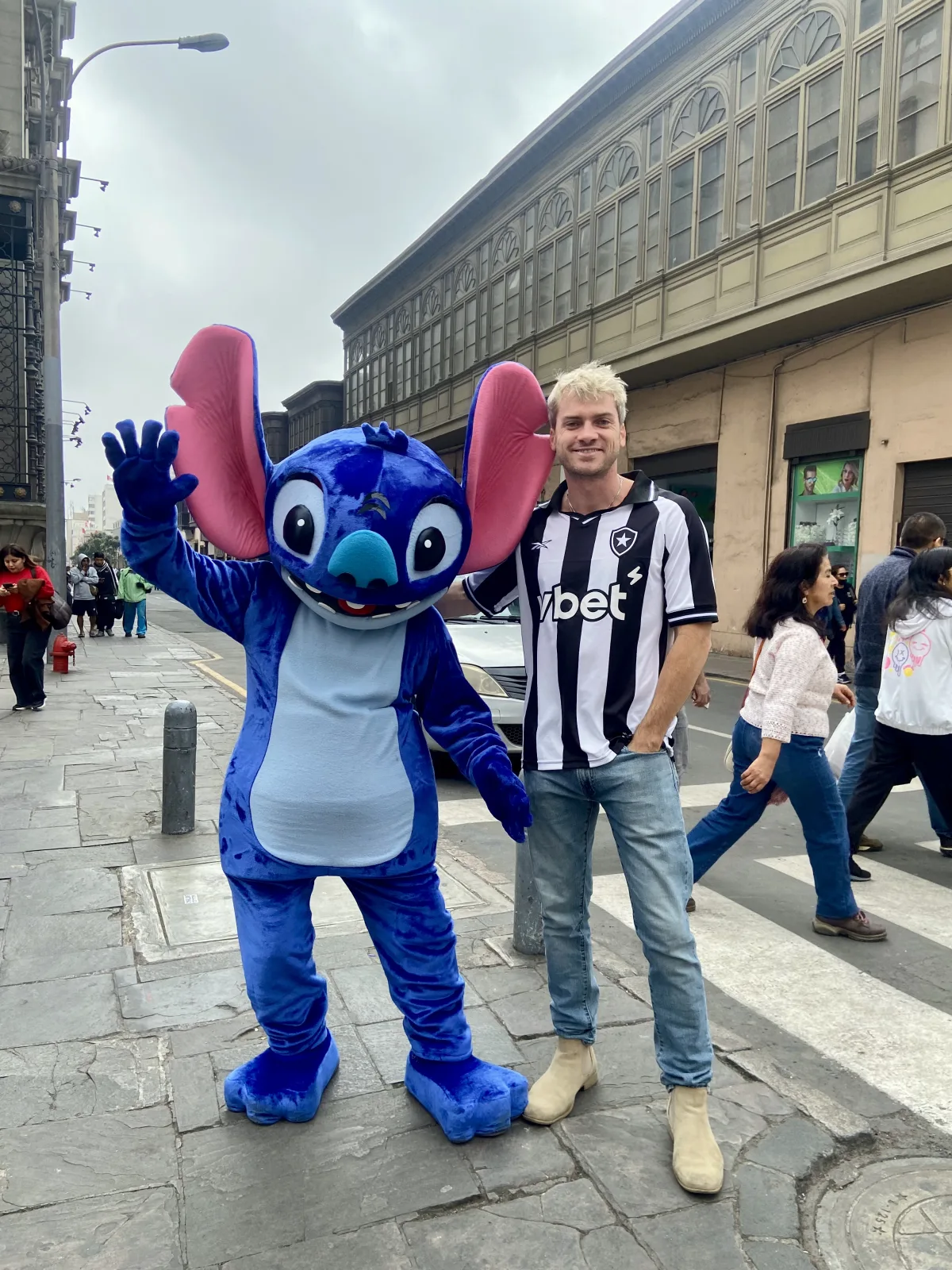 Lucas Weaver wearing a Botafogo jersey beside a person dressed as Stitch